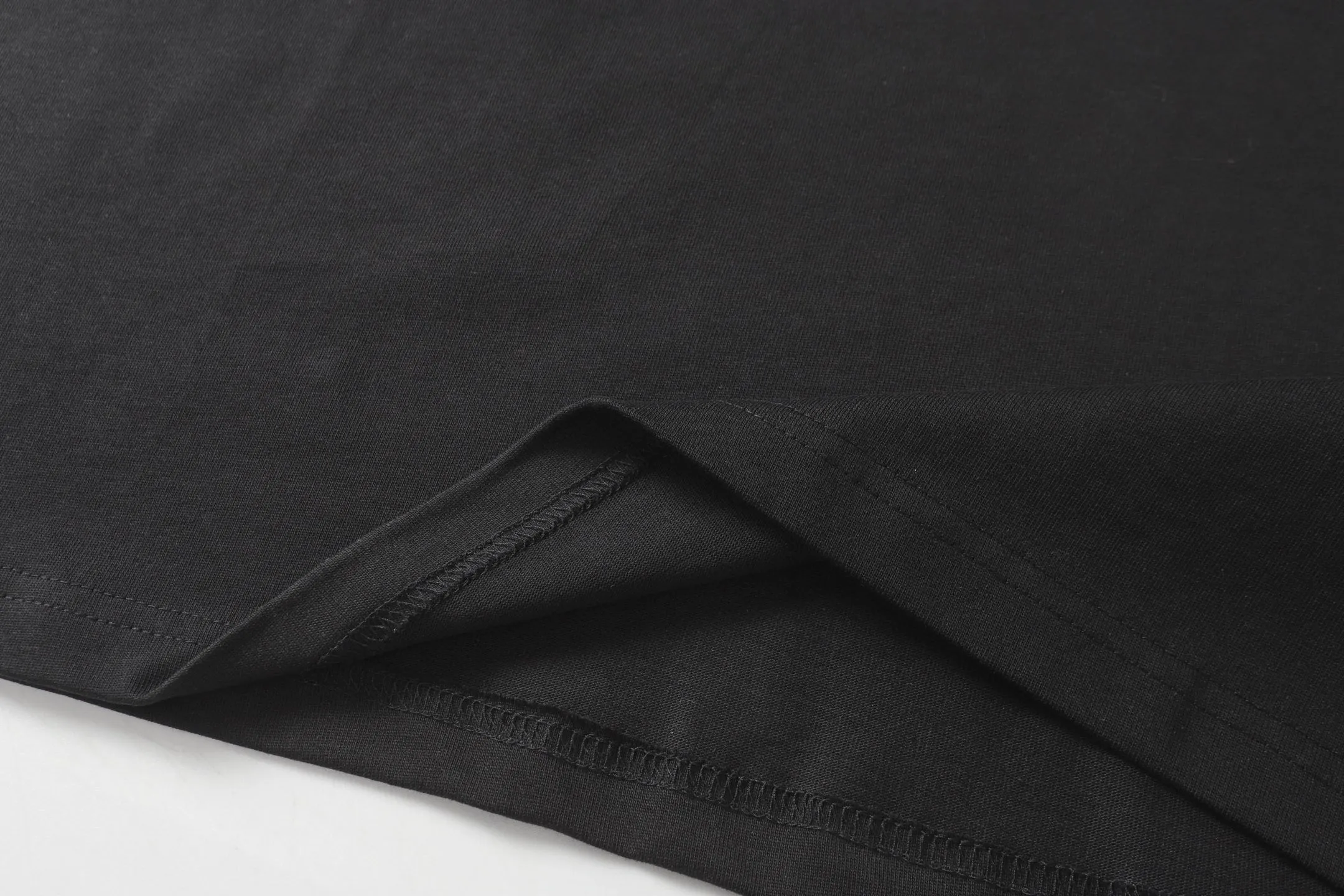 🅿️170 CH/Cro Heart 25ss front and back logo printed logo round neck short sleeves. Fabric: Made of 280g double yarn smooth fabric, high temperature pre-shrunk. The weight is up to 300g. It is equipped with 1x1 thread in the same cylinder. It is not easy to deform after repeated washing. Workmanship: positioning and cutting, oversize loose version, imported glue dot printing. Accessories: original supporting accessories. Color: black white Size: XS-L